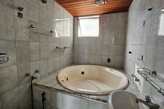 Banheiro da Suíte 1 de apartamento para alugar com 2 quartos, 74m² em Centro, Nilópolis