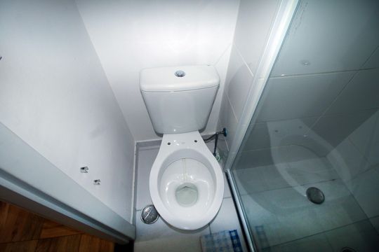 Banheiro de apartamento para alugar com 1 quarto, 33m² em Vista Alegre, Rio de Janeiro