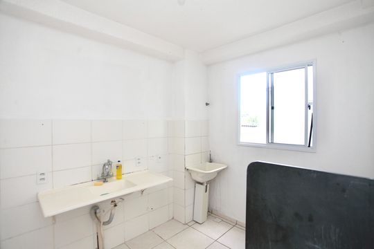 Cozinha de apartamento para alugar com 2 quartos, 42m² em Chácaras Califórnia, Contagem
