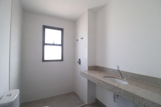 Banheiro do Quarto 3 de apartamento para alugar com 3 quartos, 115m² em Gávea, Uberlândia