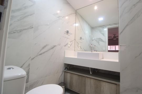 Banheiro da suíte de apartamento para alugar com 2 quartos, 74m² em Pechincha, Rio de Janeiro