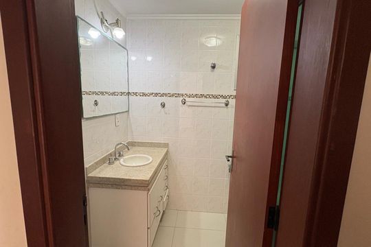 Banheiro social de apartamento à venda com 3 quartos, 98m² em Chácara Primavera, Campinas