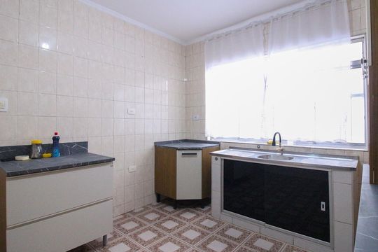 Cozinha de casa para alugar com 2 quartos, 100m² em Parque dos Bancarios, São Paulo
