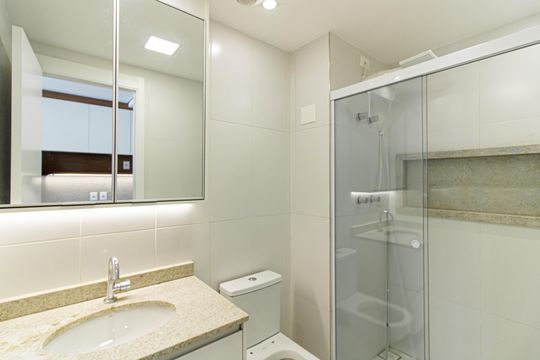 Banheiro de kitnet/studio para alugar com 1 quarto, 27m² em Pompeia, São Paulo