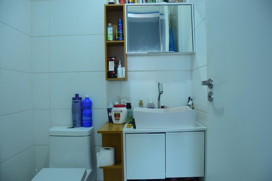 Banheiro de apartamento para alugar com 2 quartos, 46m² em Jardim Betânia, Cachoeirinha