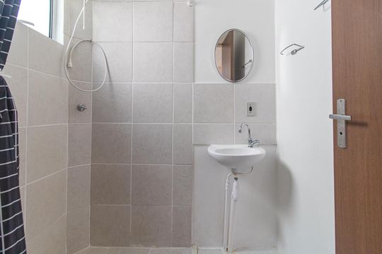 Banheiro de apartamento para alugar com 2 quartos, 49m² em Campo Novo, Porto Alegre