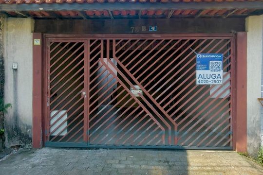 Placa instalada na fachada do imóvel de casa para alugar com 2 quartos, 74m² em Parque Continental, Guarulhos