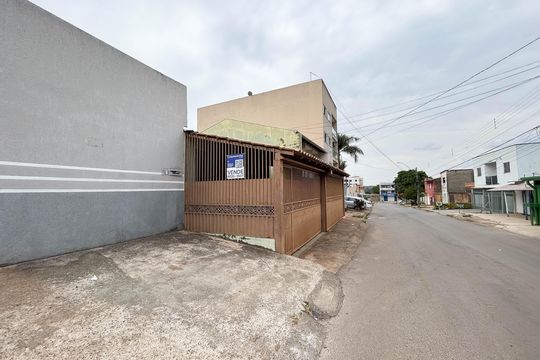 Fachada de casa à venda com 4 quartos, 200m² em Quadra 104, Brasília
