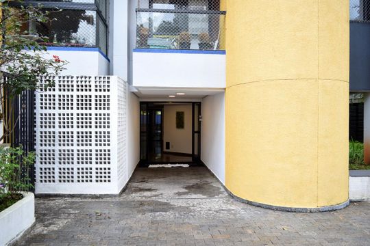 Entrada do edifício de apartamento para alugar com 1 quarto, 49m² em Pinheiros, São Paulo