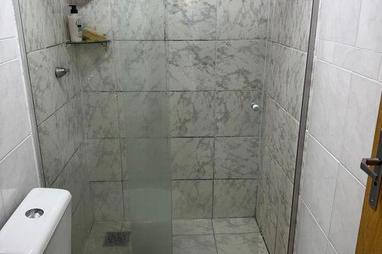 Banheiro de apartamento à venda com 2 quartos, 38m² em Jardim Dona Leopoldina, Porto Alegre