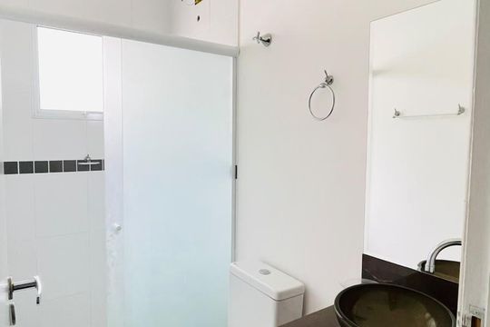Banheiro de casa de condomínio para alugar com 2 quartos, 100m² em Centreville, Cotia