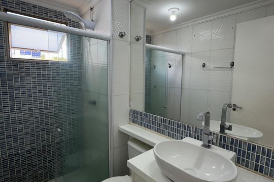 Banheiro de apartamento para alugar com 2 quartos, 58m² em Piatã, Salvador
