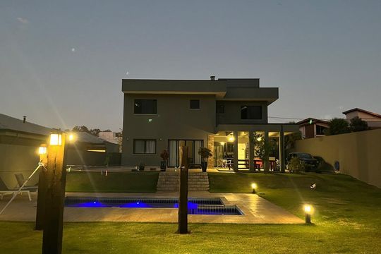 Fachada de casa de condomínio à venda com 4 quartos, 961m² em Centro, Vinhedo