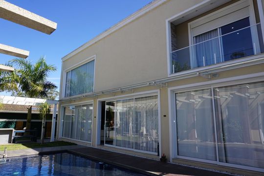 Fachada de casa de condomínio para alugar com 6 quartos, 600m² em Jardim Indaia, Embu das Artes