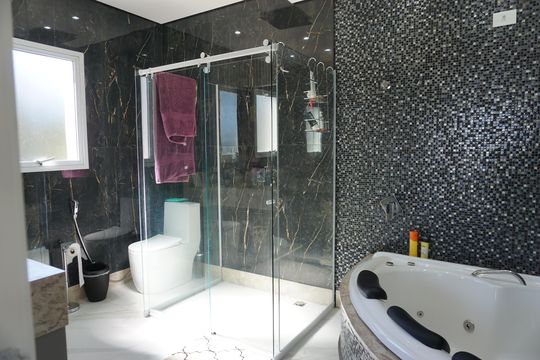 Banheiro de casa de condomínio para alugar com 6 quartos, 600m² em Jardim Indaia, Embu das Artes