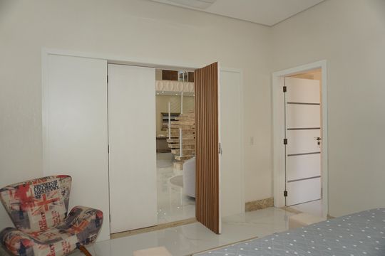 Suíte de casa de condomínio para alugar com 6 quartos, 600m² em Jardim Indaia, Embu das Artes