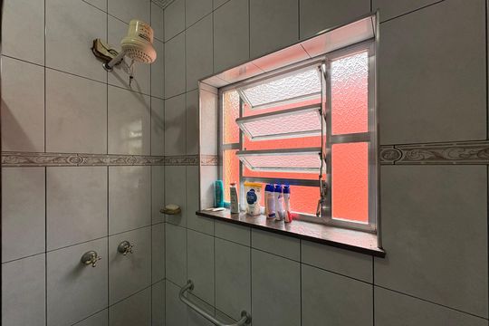 Banheiro de casa à venda com 2 quartos, 148m² em Vila Eldizia, Santo André