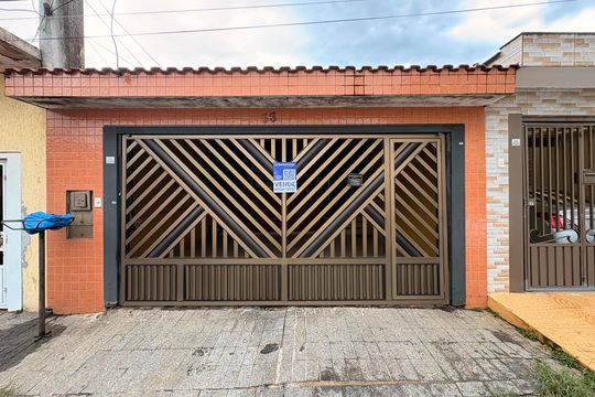 Fachada + plaquinha FADD-443 de casa à venda com 2 quartos, 148m² em Vila Eldizia, Santo André