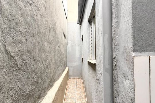 Corredor de entrada  de casa para alugar com 2 quartos, 70m² em Vila Picinin, São Paulo