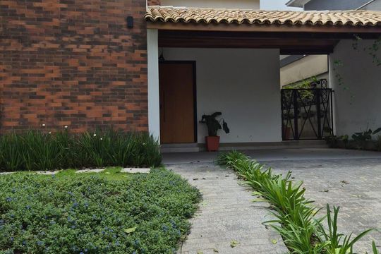 Área externa de casa à venda com 3 quartos, 317m² em Morada dos Pinheiros (Aldeia da Serra), Barueri