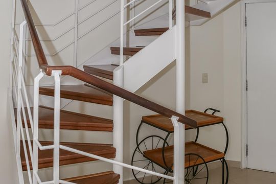 Escada de apartamento à venda com 3 quartos, 115m² em Pompeia, São Paulo