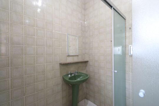 Banheiro  de casa à venda com 2 quartos, 60m² em Vila Romana, São Paulo