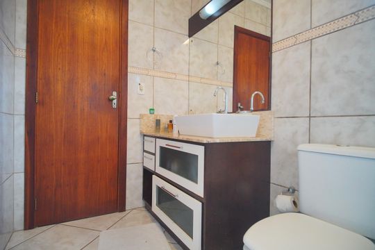 Banheiro da Suíte de casa de condomínio à venda com 3 quartos, 112m² em São Jorge, Novo Hamburgo