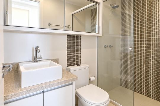 Banheiro social 2 de apartamento para alugar com 3 quartos, 61m² em Sarandi, Porto Alegre