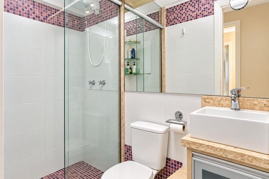 Banheiro social de apartamento para alugar com 3 quartos, 61m² em Sarandi, Porto Alegre