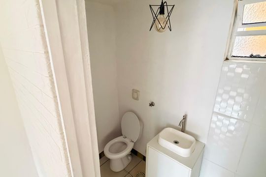 Banheiro de kitnet/studio para alugar com 1 quarto, 41m² em Bela Vista, Porto Alegre