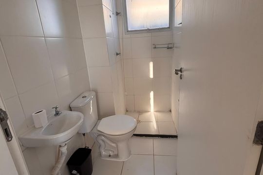 Banheiro de apartamento à venda com 2 quartos, 41m² em Mato Grande, Canoas