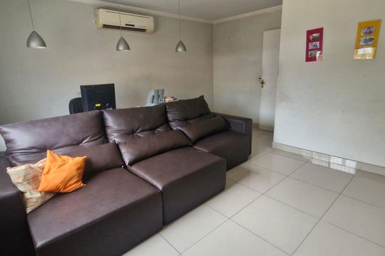 Sala de casa de condomínio à venda com 4 quartos, 223m² em Taquara, Rio de Janeiro