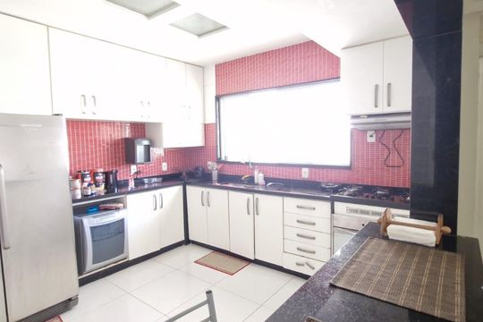 Cozinha de casa de condomínio à venda com 4 quartos, 223m² em Taquara, Rio de Janeiro