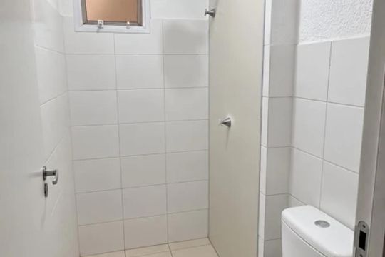 Banheiro de apartamento à venda com 2 quartos, 47m² em Setor Andreia, Goiânia