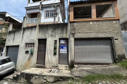 Fachada  + placa de casa para alugar com 1 quarto, 55m² em Vila Valqueire, Rio de Janeiro