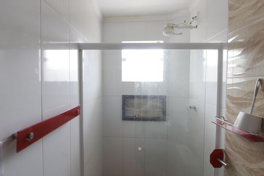Banheiro de apartamento para alugar com 2 quartos, 35m² em Parque Riviera, Cabo Frio