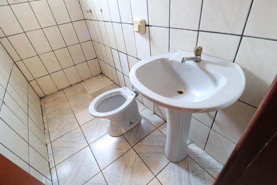 Banheiro Social de casa para alugar com 2 quartos, 75m² em Jardim das Palmeiras, Uberlândia
