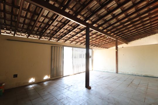 Área externa de casa para alugar com 2 quartos, 75m² em Jardim das Palmeiras, Uberlândia