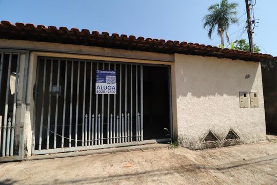 Plaquinha de casa para alugar com 2 quartos, 75m² em Jardim das Palmeiras, Uberlândia