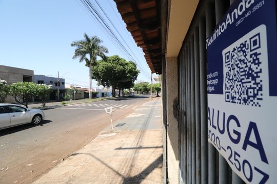 Plaquinha de casa para alugar com 2 quartos, 75m² em Jardim das Palmeiras, Uberlândia