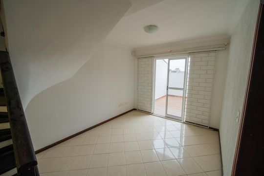 Sala de casa de condomínio para alugar com 3 quartos, 129m² em Uberaba, Curitiba