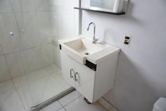 Banheiro de apartamento à venda com 2 quartos, 45m² em Vila Praia Azul, Americana