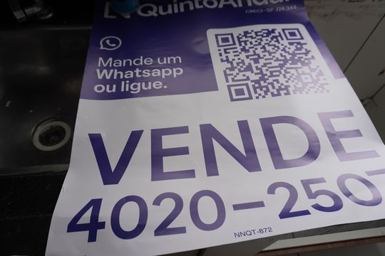 Plaquinha instalada na fachada  com vista para rua lateral NNQT - 872 de apartamento à venda com 2 quartos, 45m² em Vila Praia Azul, Americana