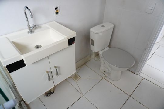 Banheiro de apartamento à venda com 2 quartos, 45m² em Vila Praia Azul, Americana