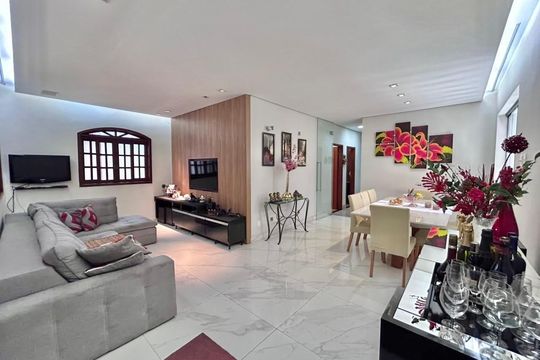 Sala de casa à venda com 4 quartos, 200m² em Bonfim, Belo Horizonte