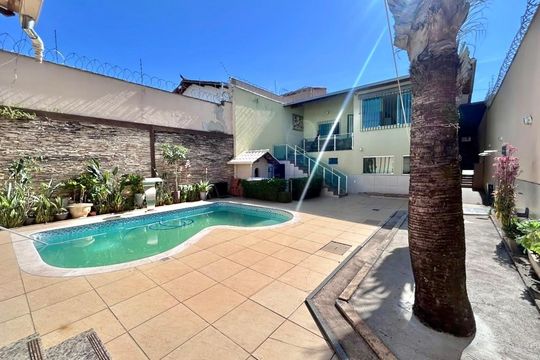 Casa à venda com 4 quartos, 200m² em Bonfim, Belo Horizonte