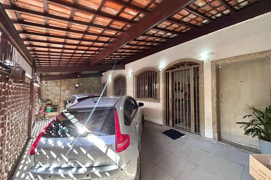 Garagem  de casa à venda com 4 quartos, 200m² em Bonfim, Belo Horizonte