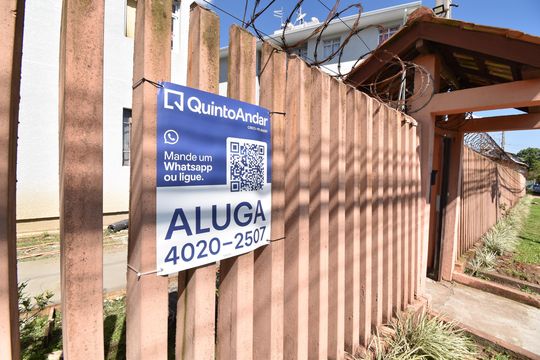 Placa de apartamento para alugar com 2 quartos, 47m² em Cidade Industrial, Curitiba