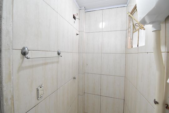 Banheiro  de apartamento para alugar com 2 quartos, 47m² em Cidade Industrial, Curitiba