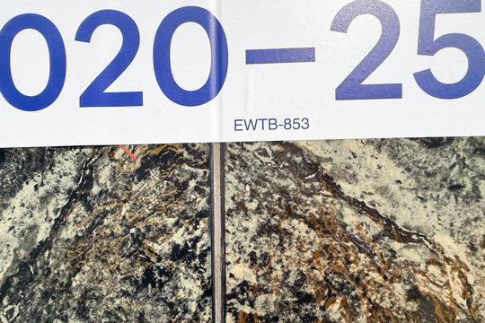 Plaquinha GRANDE instalada dia 24 de setembro de 2026 código da plaquinha EWTB-853 de casa para alugar com 3 quartos, 2147483647m² em Vila Arcadia, São Paulo